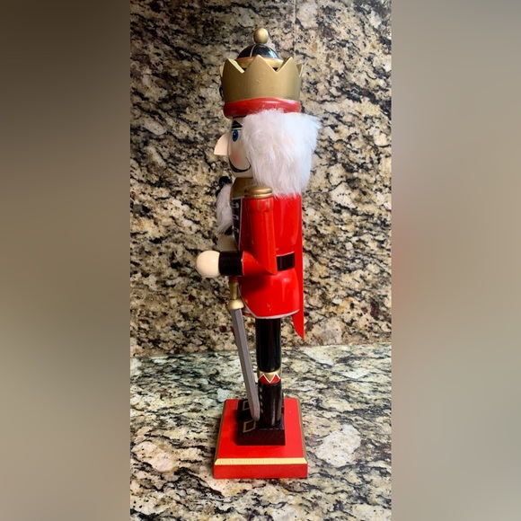 14” Tall Red Wooden Soldier Nutcracker King Vintage 2010 Sapphire Blue EXCELLENT - Picture 5 of 9
